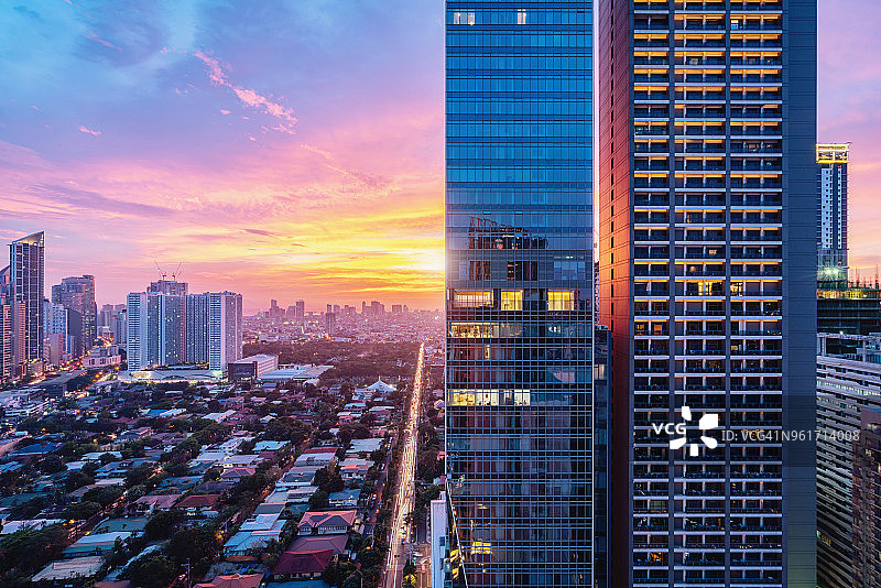 菲律宾马尼拉马卡蒂的彩色日落图片素材