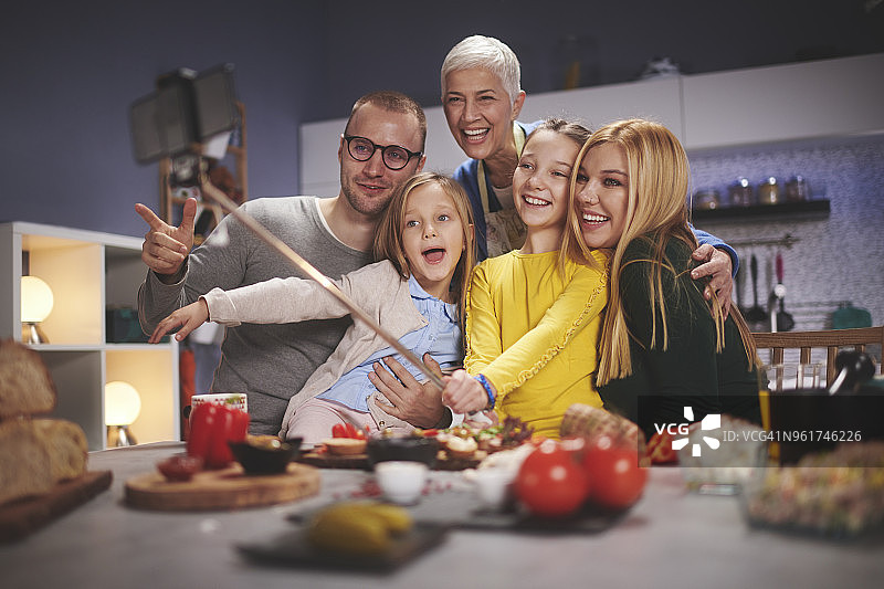 厨房里的家人图片素材