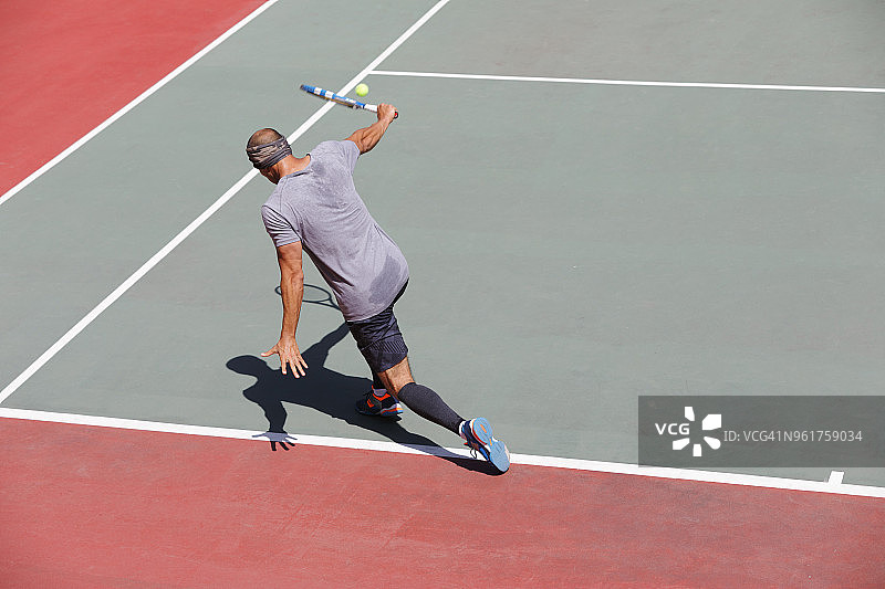 网球运动员反手击球图片素材