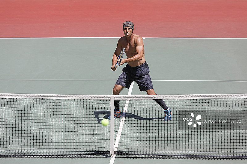 未穿衬衫的网球运动员图片素材