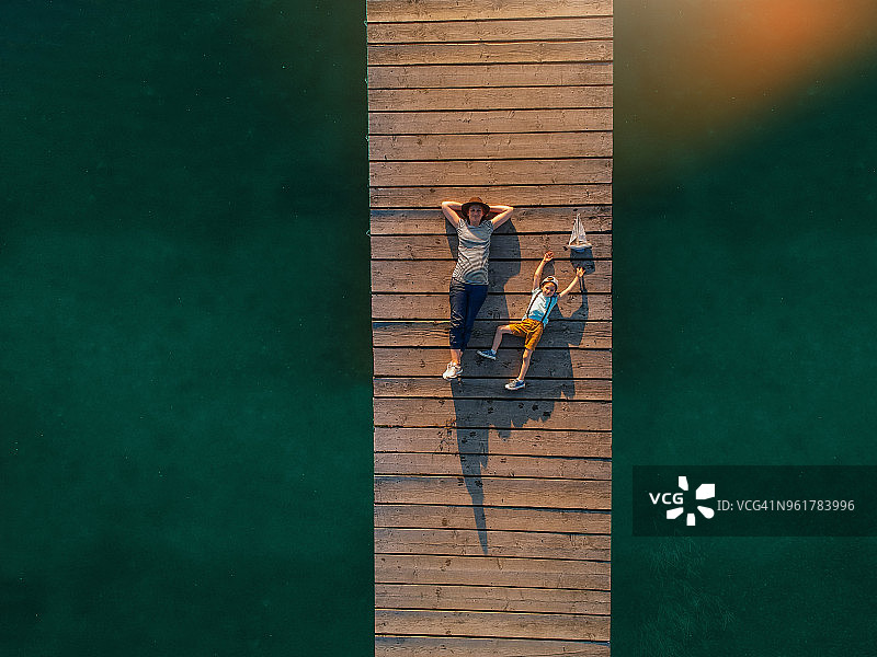 在湖边码头上休息图片素材