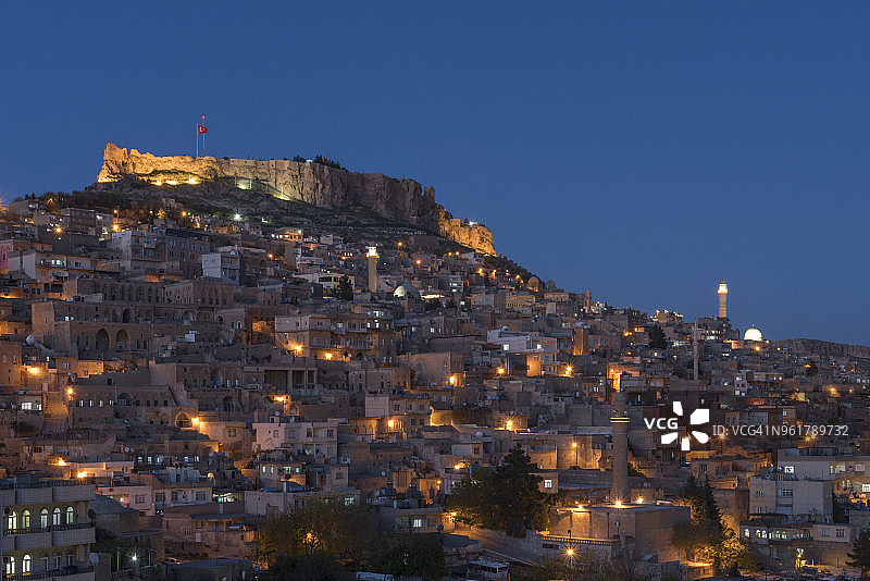 土耳其东南部马尔丁及其古老石头房屋的傍晚景色图片素材