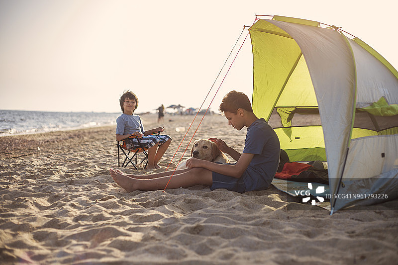 男孩在海滩露营图片素材
