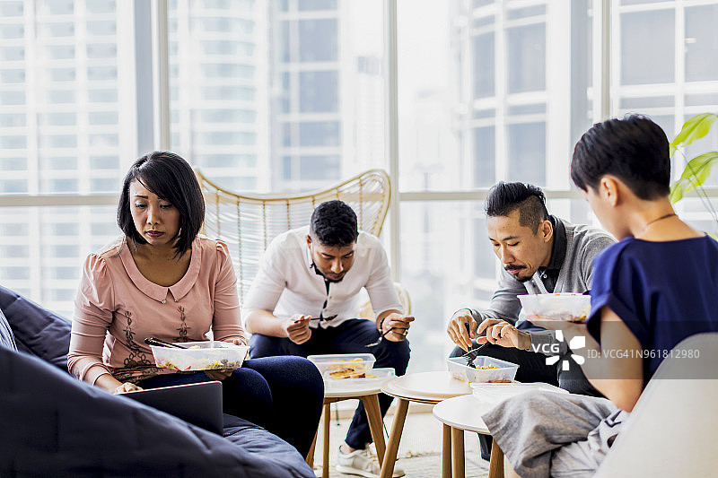 亚洲商务人士午休用餐图片素材