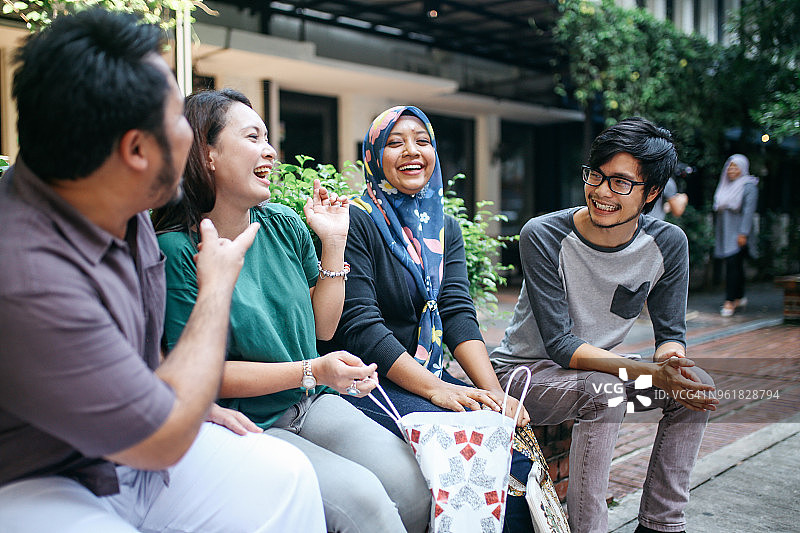 在吉隆坡一起聚会的年轻人图片素材
