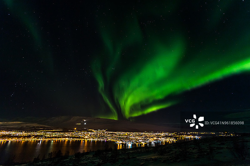 冰岛埃亚峡湾的北极光图片素材