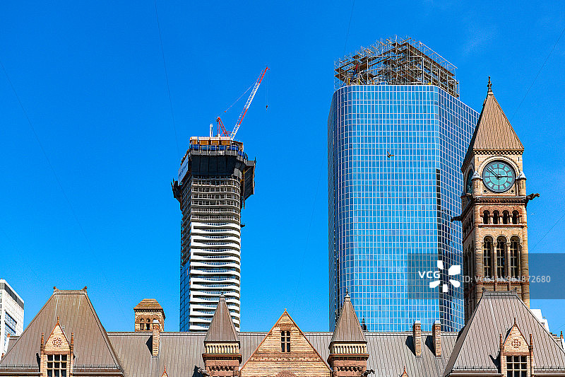 多伦多旧市政厅背后的城市天际线，加拿大图片素材