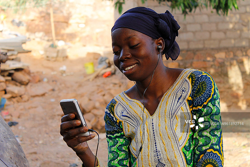女孩在看手机图片素材