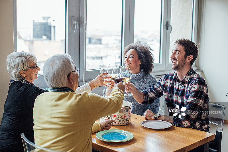 一家人在厨房里敬酒图片素材