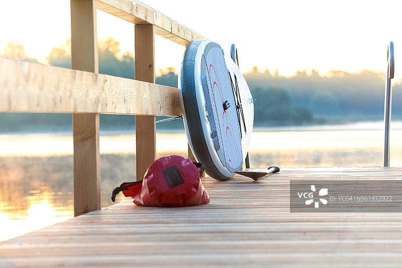 基姆湖上的桨板运动，德国巴伐利亚基姆高图片素材