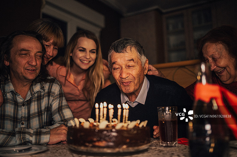 一家人在家庆祝祖父的生日图片素材