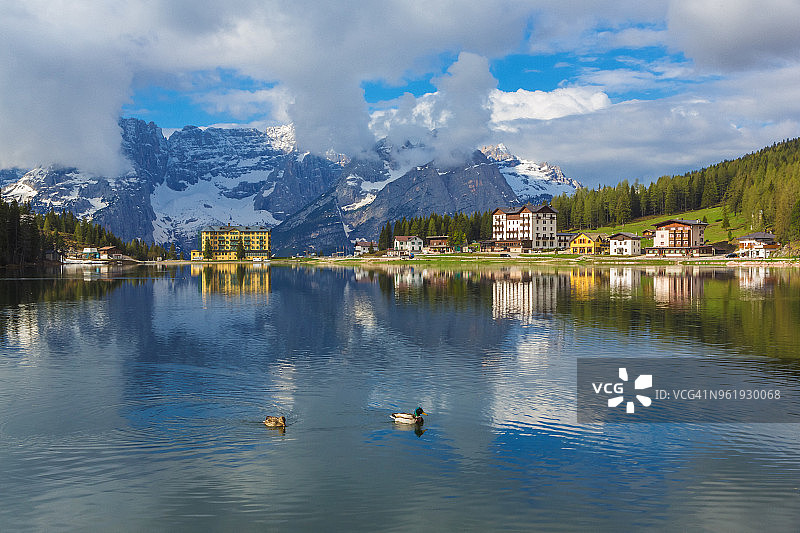 意大利多洛米蒂山脉的米苏拉纳湖图片素材