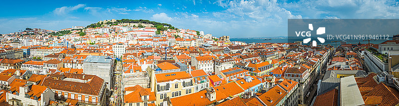 葡萄牙里斯本：从拜萨区海滨眺望赤陶屋顶图片素材