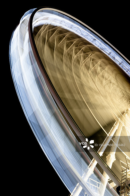 布莱顿海滨夜间亮灯的摩天轮长曝光图片素材