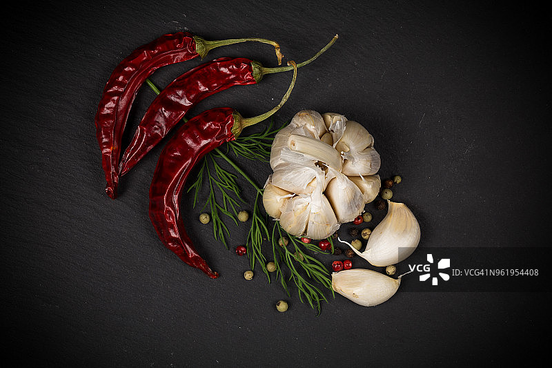烹饪调味料食材：香料、混合胡椒、辣椒、大蒜、莳萝，石板顶部视图图片素材