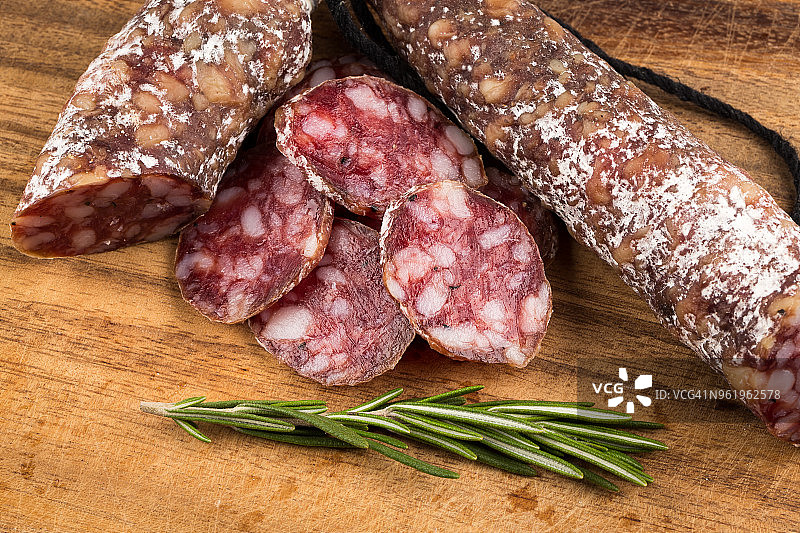 木板上的萨拉米香肠切片图片素材