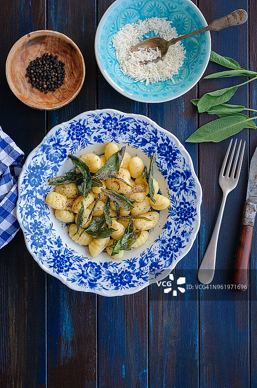 意大利面佐鼠尾草、黄油和胡椒图片素材