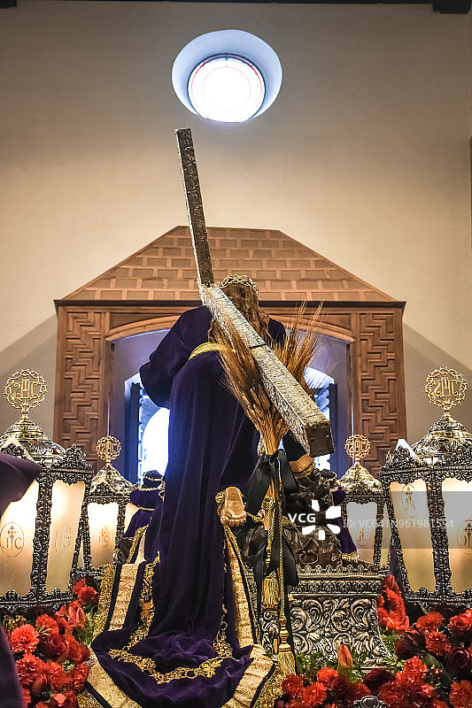 西班牙卢塞纳的圣周庆祝活动：耶稣基督背负十字架的游行图片素材