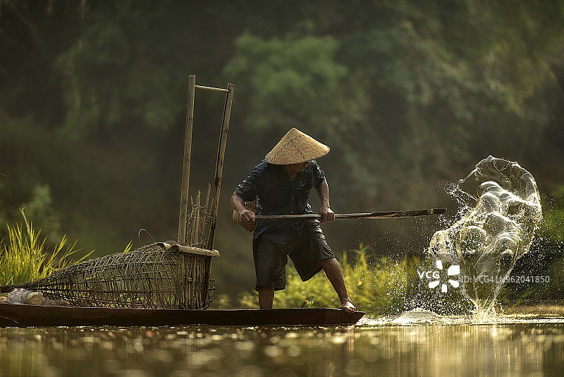 湖上作业的渔夫图片素材