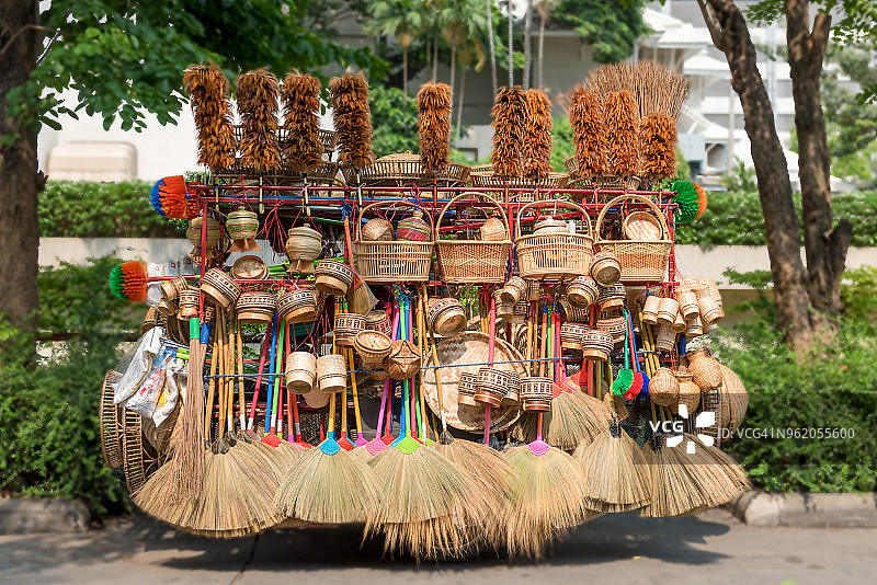 待售的泰国竹制和草制扫帚图片素材