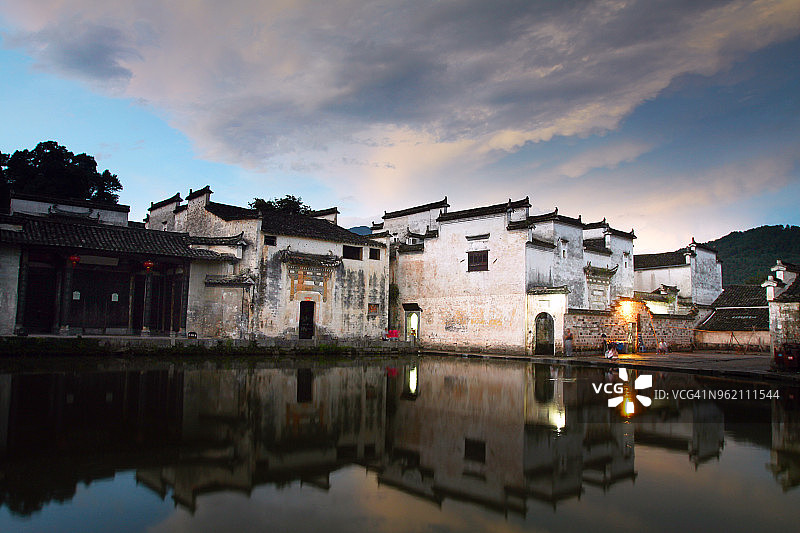 中国安徽宏村 sunset 月沼池塘图片素材