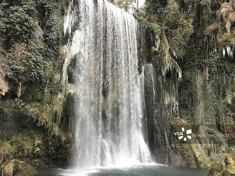 彼德拉修道院内的瀑布，西班牙萨拉戈萨图片素材