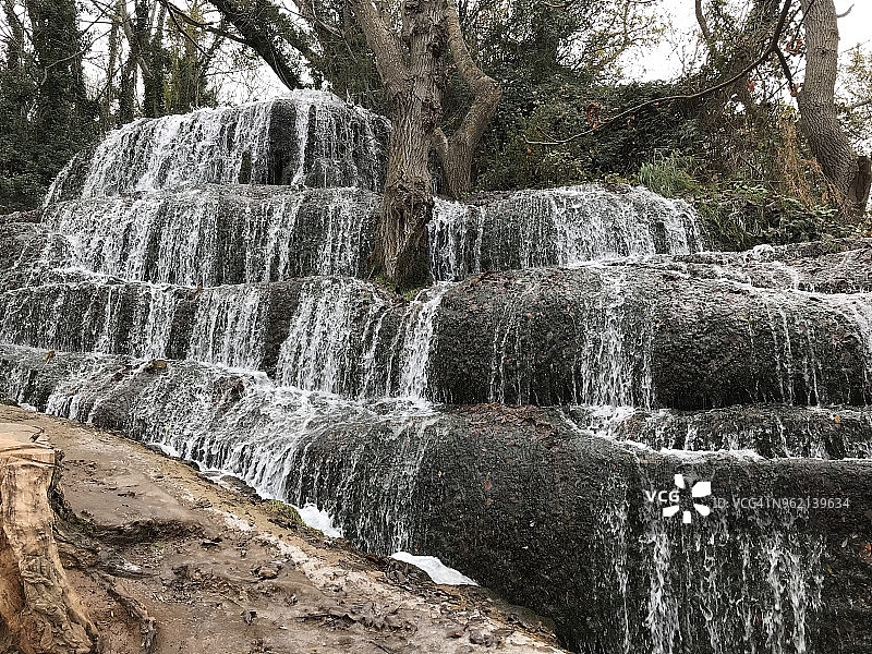彼德拉修道院内的瀑布，西班牙萨拉戈萨图片素材