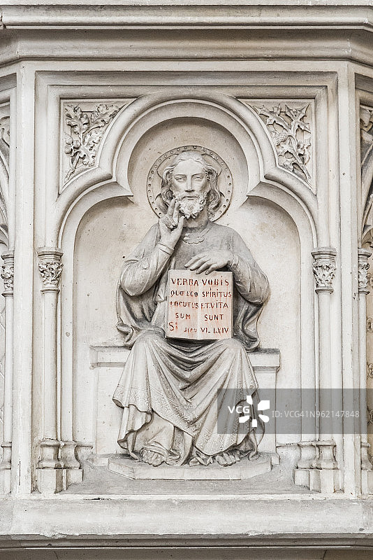法国圣特主教座堂：圣约翰手持刻有铭文的石碑图片素材