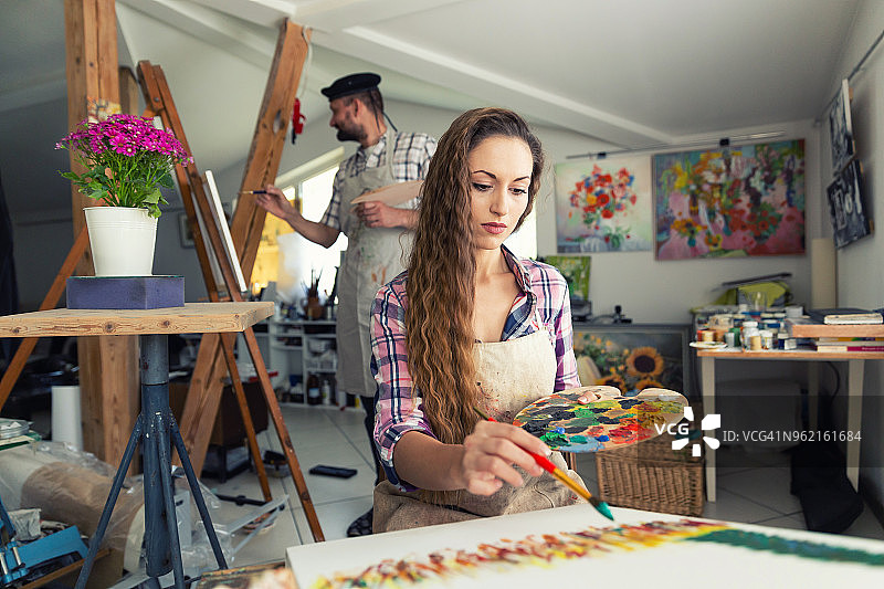 美术画家在工作室一起工作图片素材