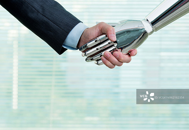 商人和机器人室内握手图片素材