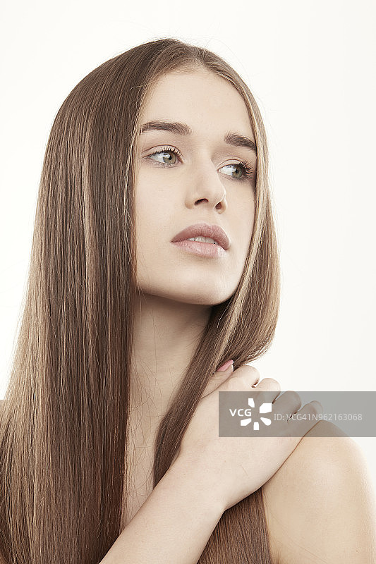 直发的自然风棕发女人图片素材