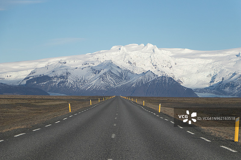 冰岛南部1号公路沥青主路，从斯卡夫塔费尔到杰古沙龙泻湖图片素材