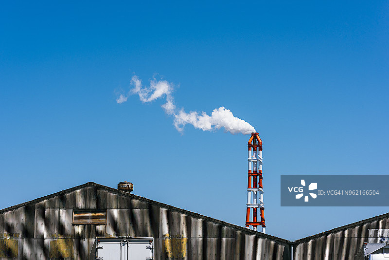 工厂烟囱排放气体和烟雾图片素材