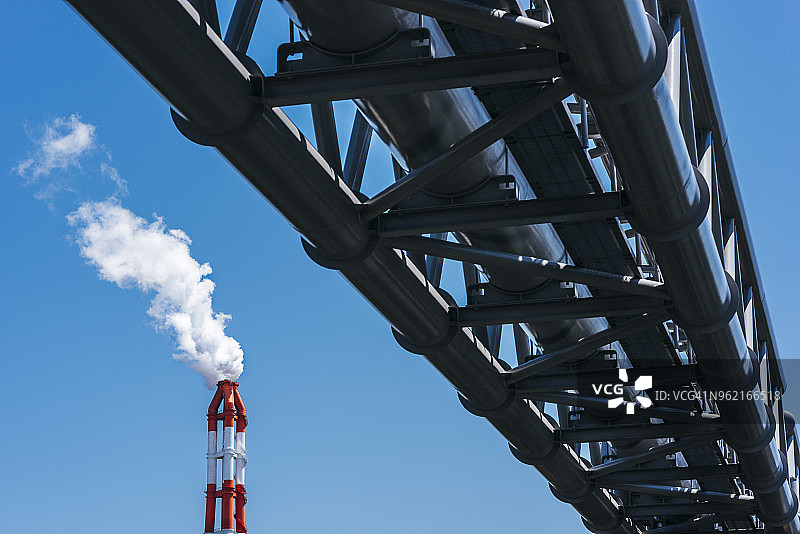 冒烟的工厂烟囱和天然气管道图片素材