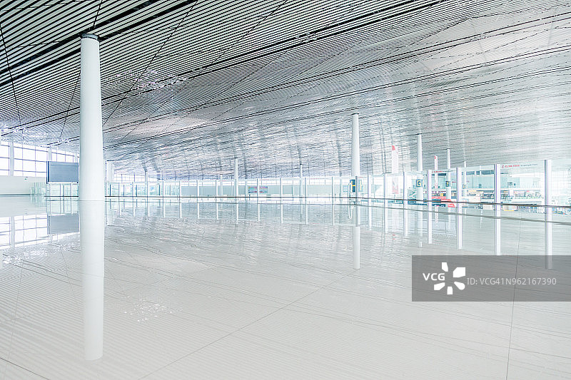 空旷的机场航站楼候机区图片素材