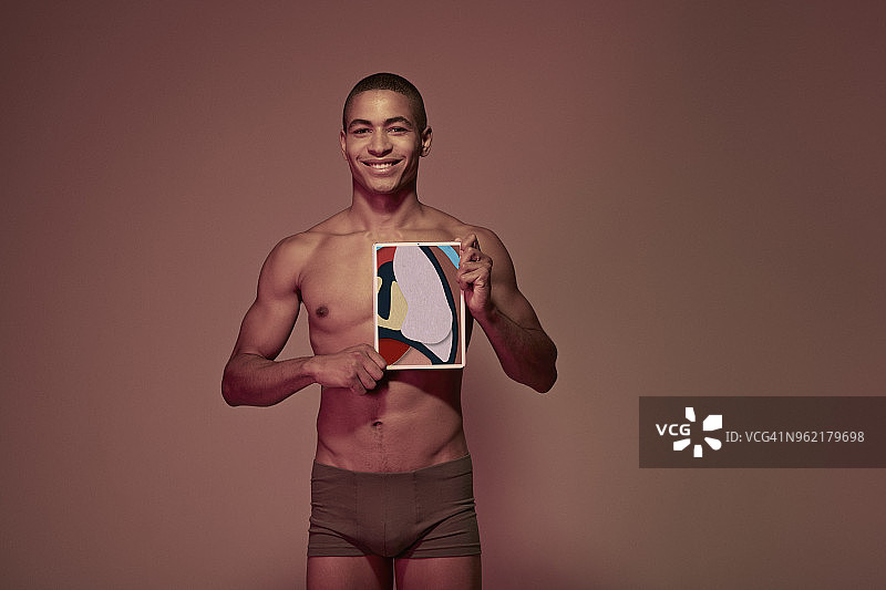 年轻男人手拿平板电脑展示肺部图片素材