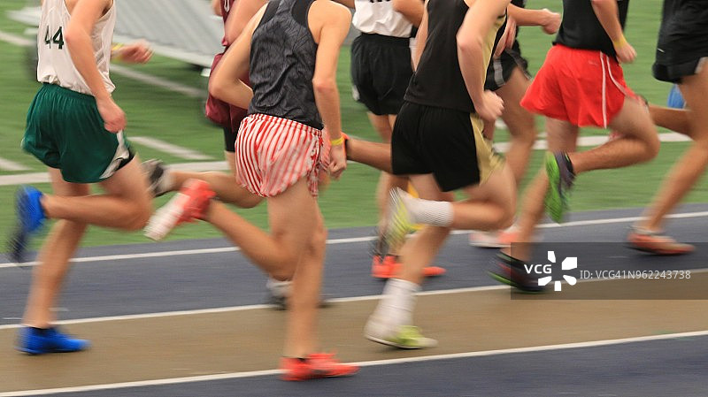 赛道草坪上的跑步者特写图片素材