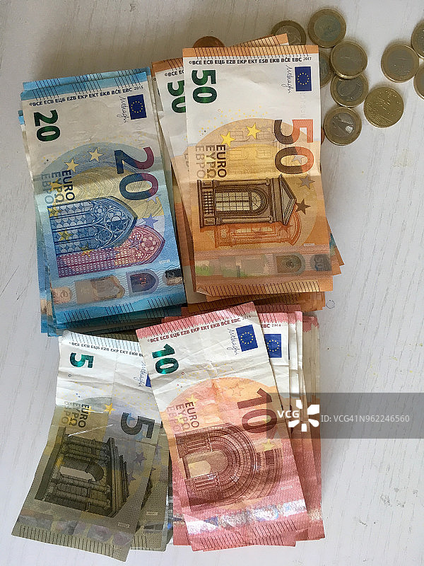 成堆的50、20、10和5欧元及硬币图片素材