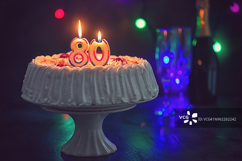 带蜡烛的生日蛋糕图片素材