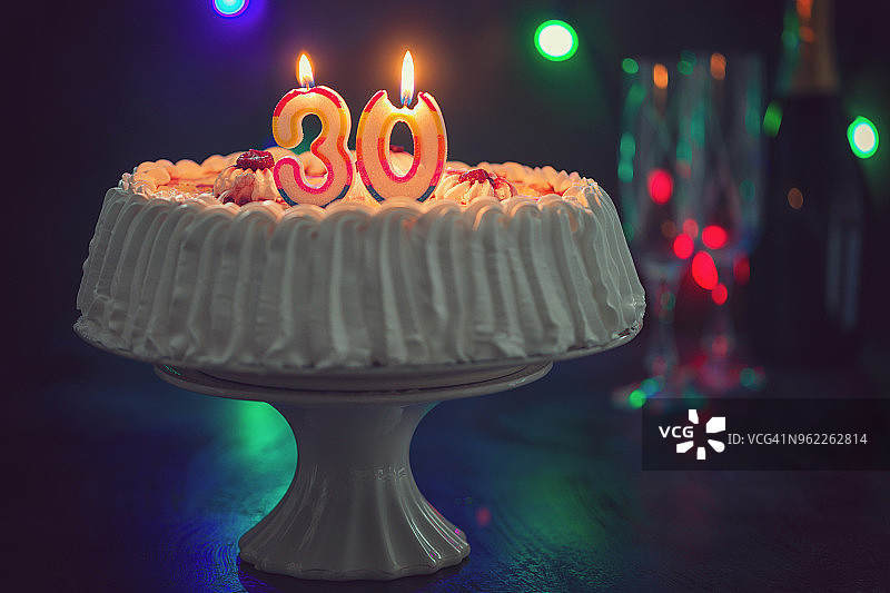 带蜡烛的生日蛋糕图片素材