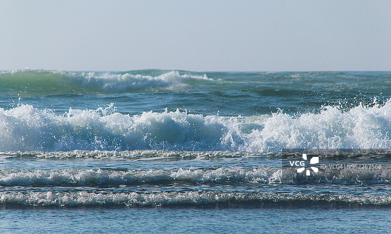 海浪飞溅图片素材