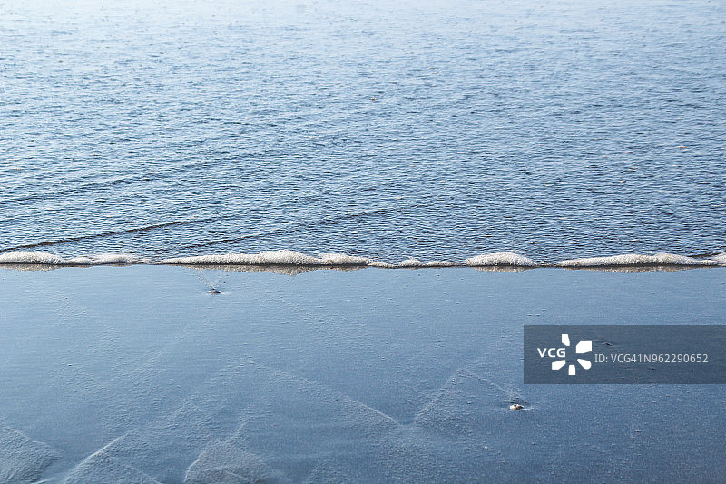 岸边小浪花的特写图片素材
