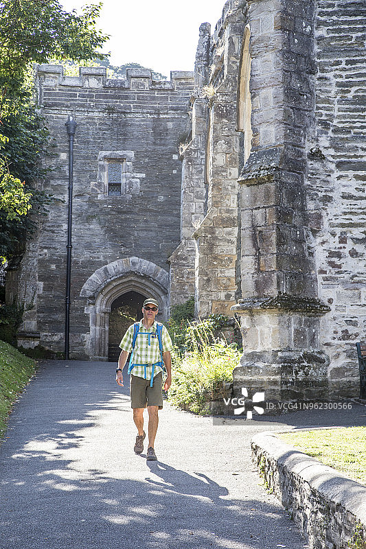 在福伊镇教堂旁散步的年长男人图片素材