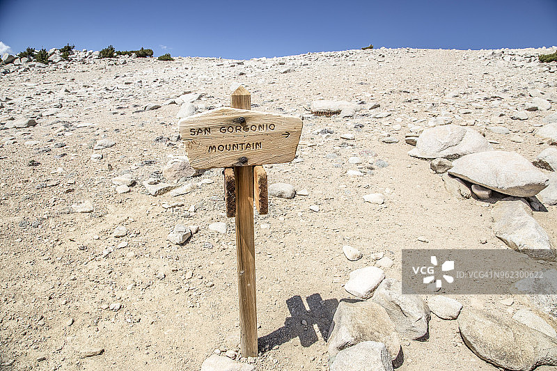 圣戈尔戈尼奥山顶峰附近小径上的路标图片素材
