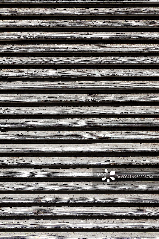 覆盖窗户或门的白色木制百叶窗的图片图片素材