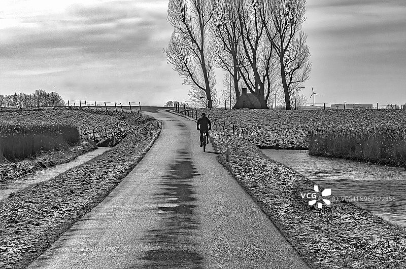 孤独的骑行者正在骑行图片素材