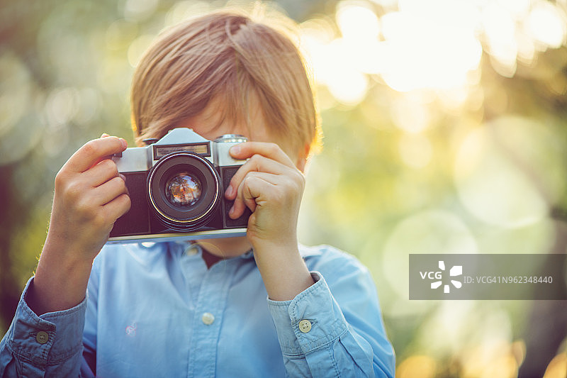 在公园里摄影的小男孩图片素材