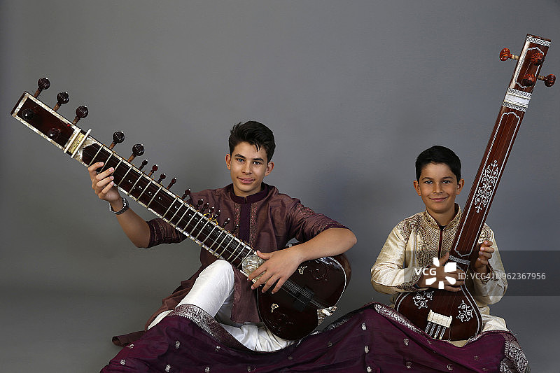 兄弟与西塔琴，法国巴黎图片素材