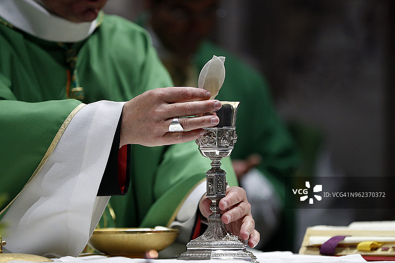 圣格拉特教堂，天主教弥撒，圣体庆祝活动，牧师举起圣餐，瓦尔格里森奇，意大利图片素材