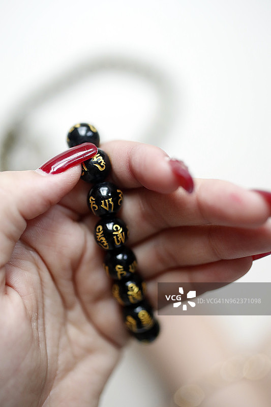 用念珠祈祷的女人。胡志明市。越南。图片素材